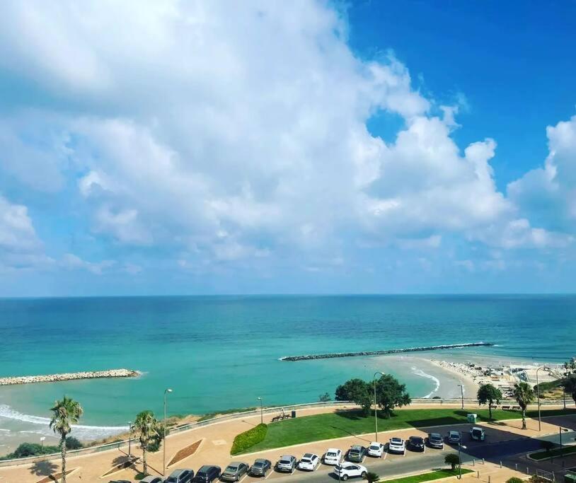 Beautiful 2-Bedroom Sea-View Apartment Нетания Екстериор снимка