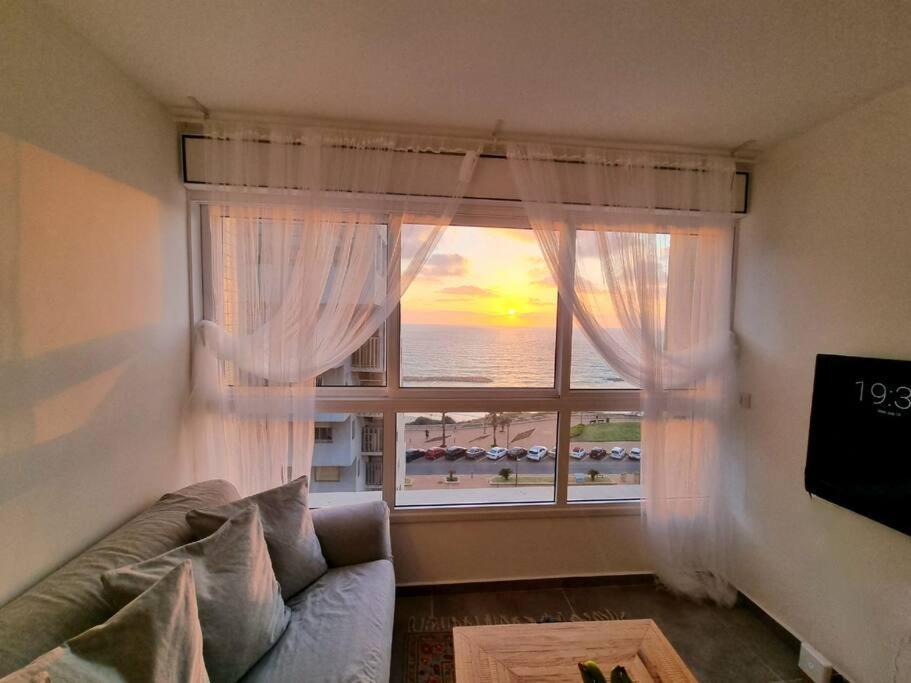 Beautiful 2-Bedroom Sea-View Apartment Нетания Екстериор снимка